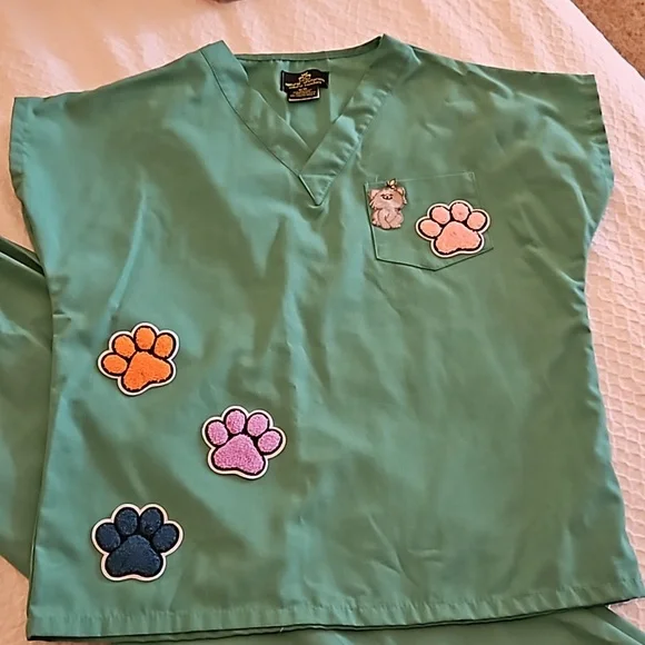 Veterinarian costume/scrubs - Picture 2 of 4